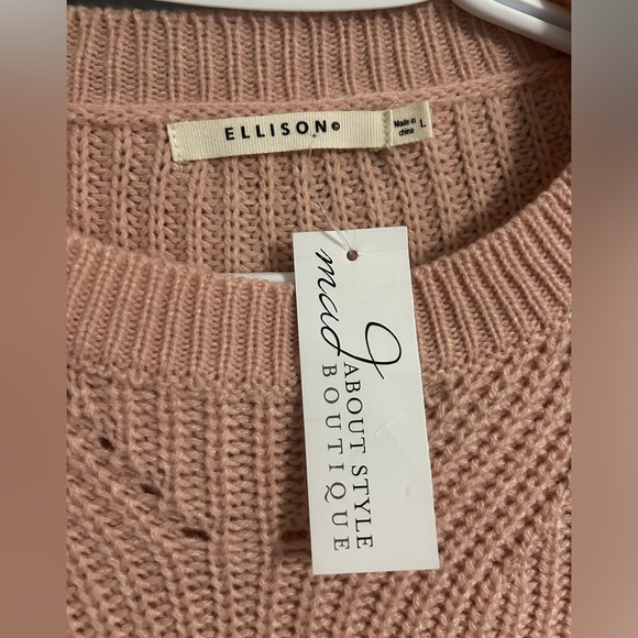 Pink sweater with details on shoulders, slightly cropped length - Picture 4 of 8